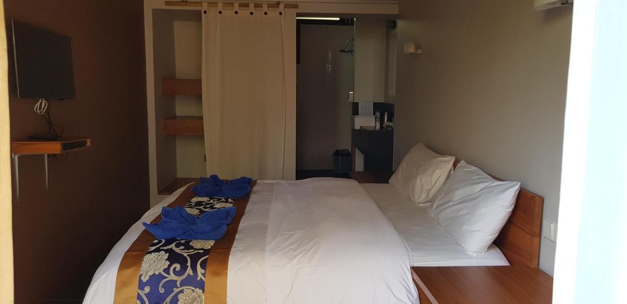 Blue Parrot Hotel Лабуан Баджо Екстериор снимка