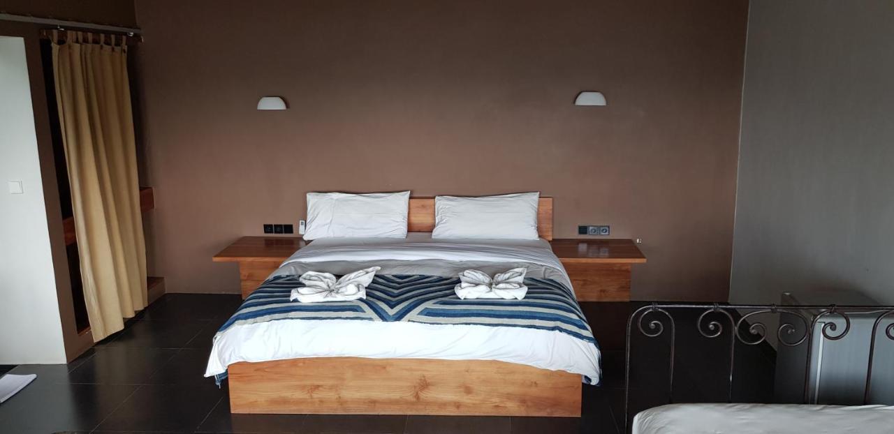 Blue Parrot Hotel Лабуан Баджо Екстериор снимка