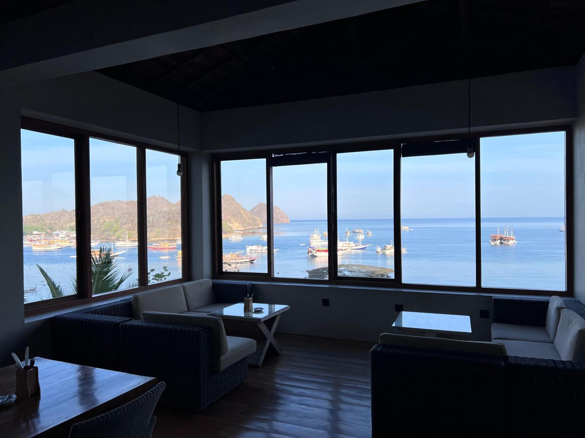 Blue Parrot Hotel Лабуан Баджо Екстериор снимка